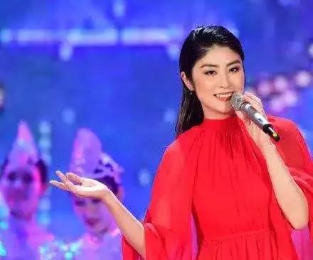 歌壇天后「豪門出身嫁好門」衣著樸素親民　為人節儉「不讓兒過貴族生活」熱衷公益捐獻上千萬
