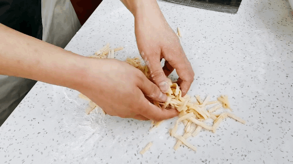 童年好滋味！「在家做沙琪瑪」原料簡單又便利　「香甜綿軟不黏牙」大人小孩都愛吃