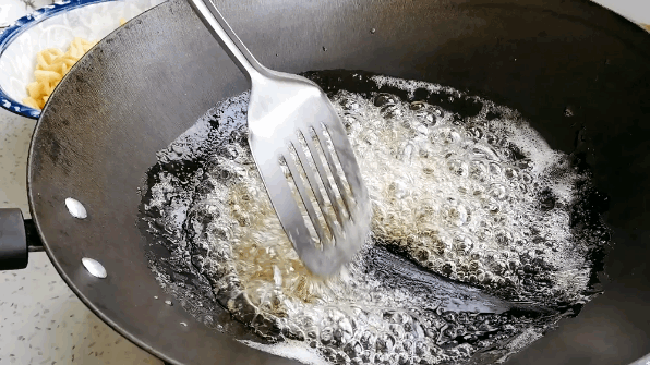 童年好滋味！「在家做沙琪瑪」原料簡單又便利　「香甜綿軟不黏牙」大人小孩都愛吃