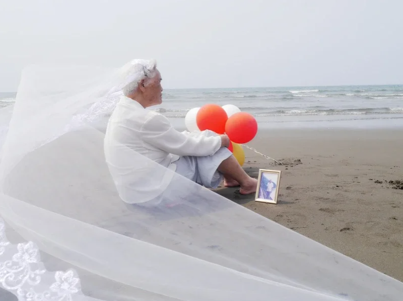 丈夫過世了！88歲奶奶披白紗「帶著遺照一起看海」　哽咽曝「2人從未拍婚紗照」：但他已把最好的給我
