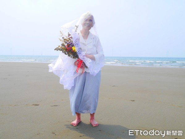 丈夫過世了！88歲奶奶披白紗「帶著遺照一起看海」　哽咽曝「2人從未拍婚紗照」：但他已把最好的給我
