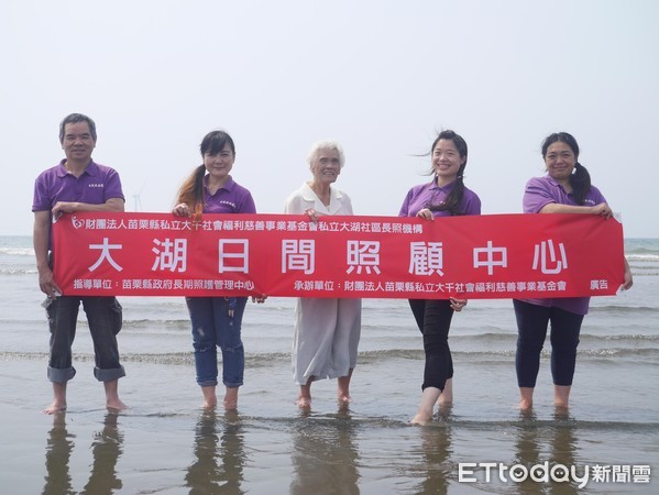 丈夫過世了！88歲奶奶披白紗「帶著遺照一起看海」　哽咽曝「2人從未拍婚紗照」：但他已把最好的給我
