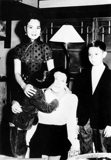 蔣經國愛女「執意嫁大20歲再婚男」他嚎啕大哭　宋美齡力挺「讓孫女決定自己未來」婚後50年恩愛如初