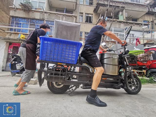 我，今年51歲，30年前嫁給我的老師，陪他開貨車跑運輸賣豬頭肉
