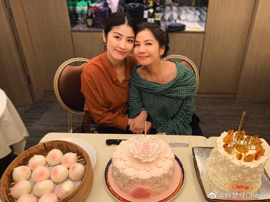 美到骨子！60歲鍾楚紅「用生活追逐年輕」樂於接受：人都會老　丈夫離開獨身12年：沒有誰能比他好