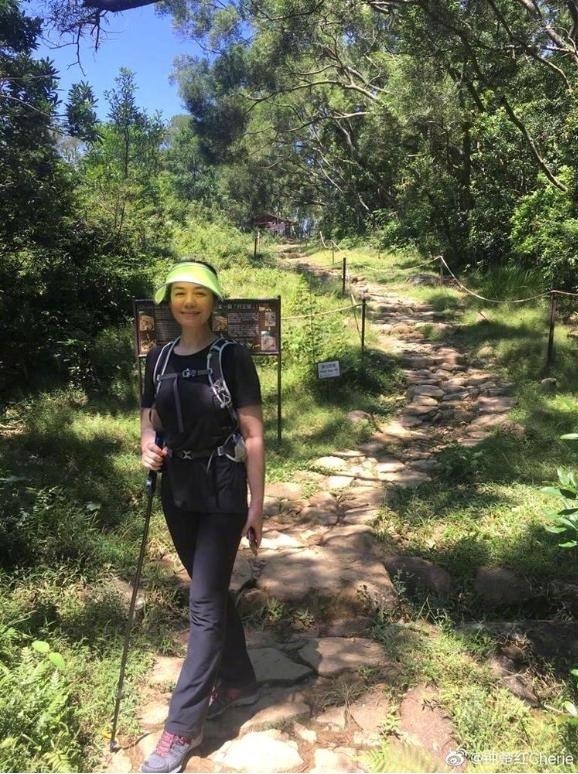 美到骨子！60歲鍾楚紅「用生活追逐年輕」樂於接受：人都會老　丈夫離開獨身12年：沒有誰能比他好