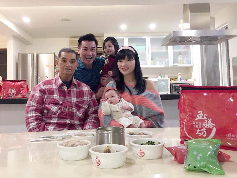 伊正淚憶「忍痛簽放棄急救父親」崩潰：時空錯亂　轉念「雙親都接來家住」生前有好好盡孝
