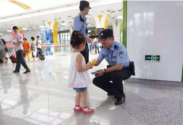 不慎與爸爸走散！3歲小女孩被員警詢問「爸爸叫什麼」  「超可愛回答」笑暈路人：爸爸可別哭～