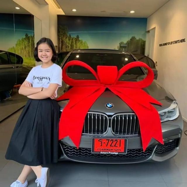 12歲生日買BMW送自己！她4歲學化妝11歲「登國際時裝周」  從小媽媽「超棒教育」被讚爆：想不成功都難