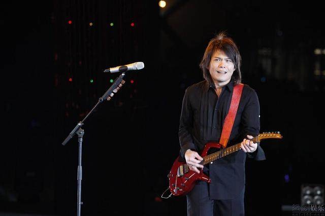 相愛近30年!伍佰「低調愛妻曝光」靠才華取勝 形影不離「15年未公開」無兒無女卻幸福