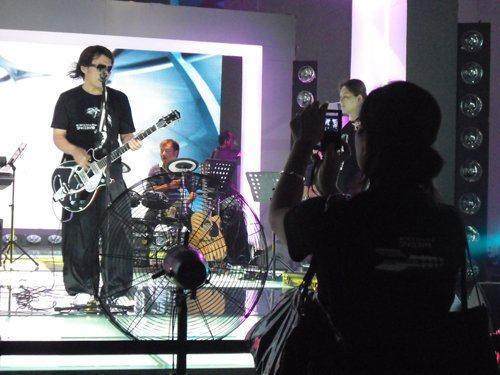 相愛近30年!伍佰「低調愛妻曝光」靠才華取勝 形影不離「15年未公開」無兒無女卻幸福