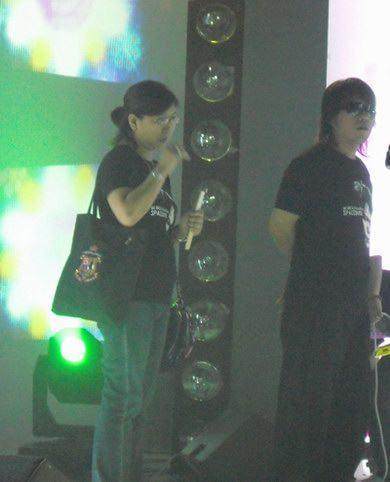 相愛近30年!伍佰「低調愛妻曝光」靠才華取勝 形影不離「15年未公開」無兒無女卻幸福