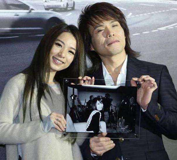 相愛近30年!伍佰「低調愛妻曝光」靠才華取勝 形影不離「15年未公開」無兒無女卻幸福