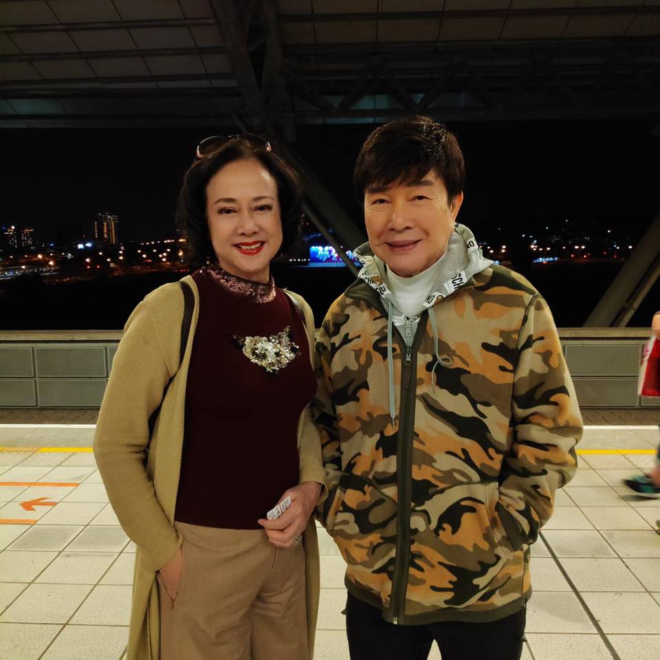 寶島歌王一生未婚「收迷路男童當乾兒子」父子情深34年　擁2億豪宅「客廳大到可打羽球」名下曾有10房