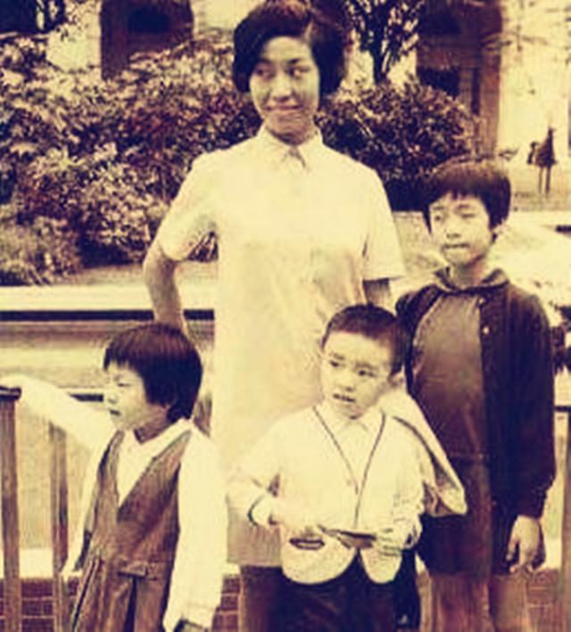 周星馳砸千萬買房「盡孝拋家40年父親」揭孝子心酸　謝護士母兼差養家「彌補童年父愛」貧窮但幸福