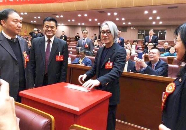 周星馳砸千萬買房「盡孝拋家40年父親」揭孝子心酸　謝護士母兼差養家「彌補童年父愛」貧窮但幸福