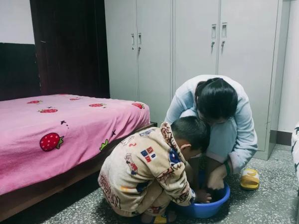 5歲兒替警父照顧媽媽「寫信吐真心話」：你不是好爸爸　期盼快點長大「想幫爸爸做更多」童言童語惹心疼
