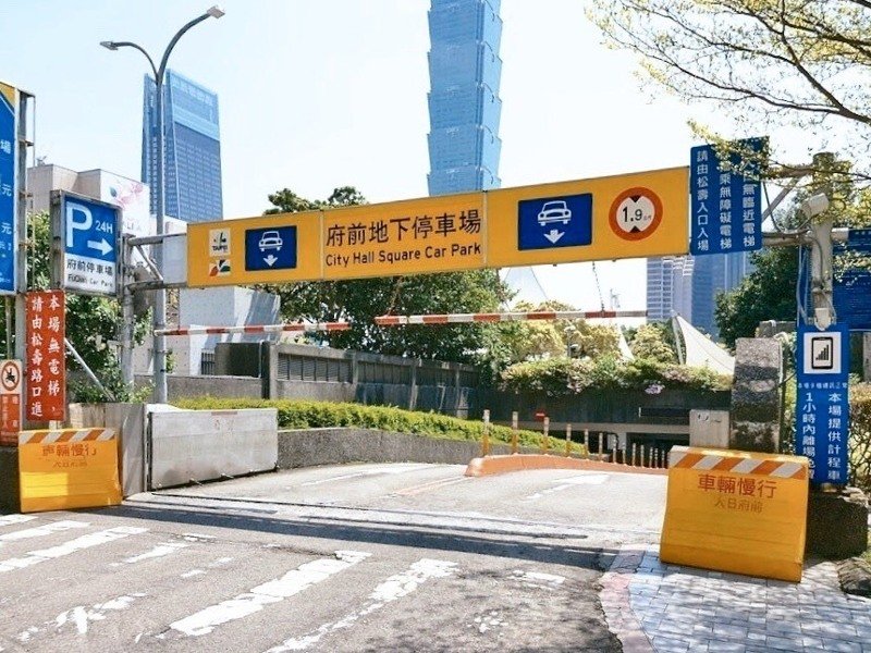 停車費一小時800！路人以為眼花「還不如違停比較便宜」　網友笑曝用意「警察拿他沒轍」