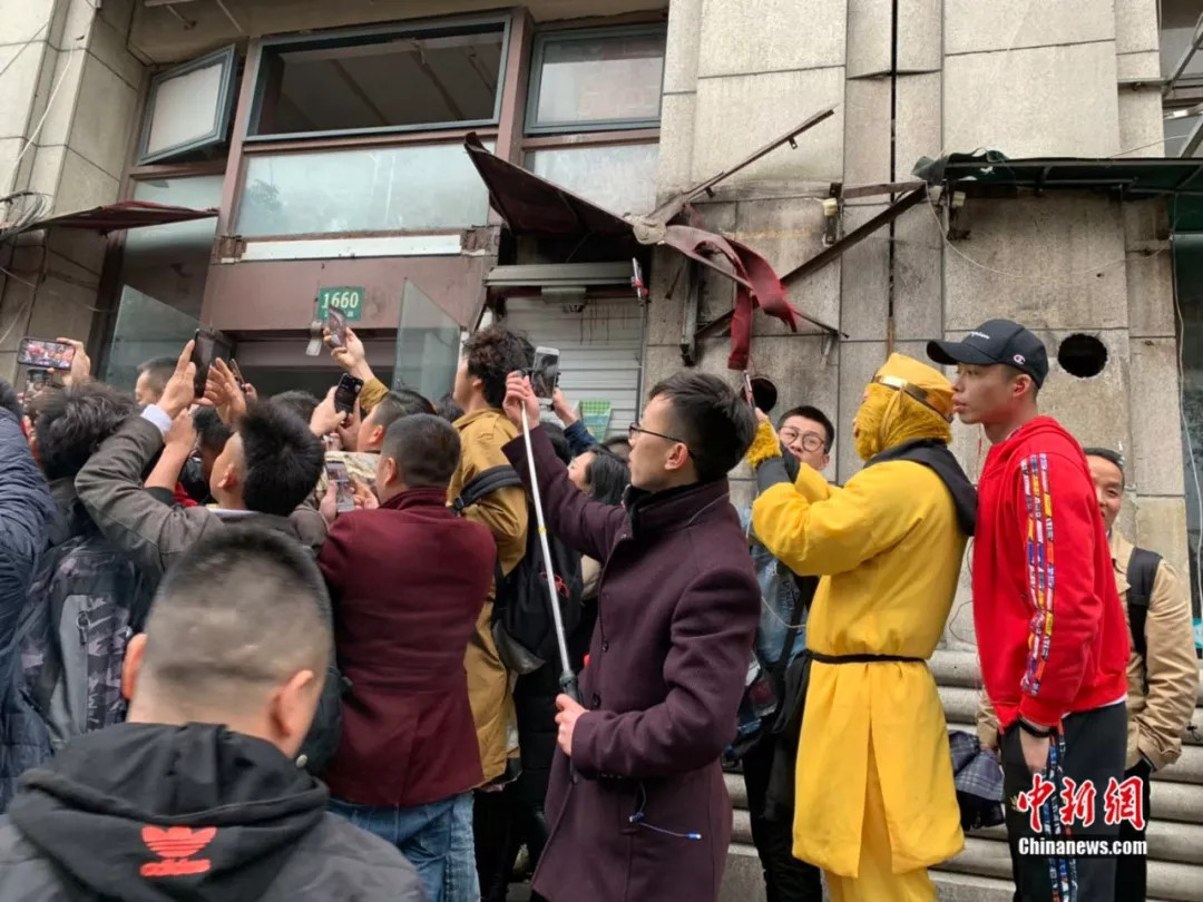 靠撿垃圾爆紅！流浪漢「存款超過850萬」人生翻轉　1年後卻嘆「過得比之前還不如」：連頭髮都白了