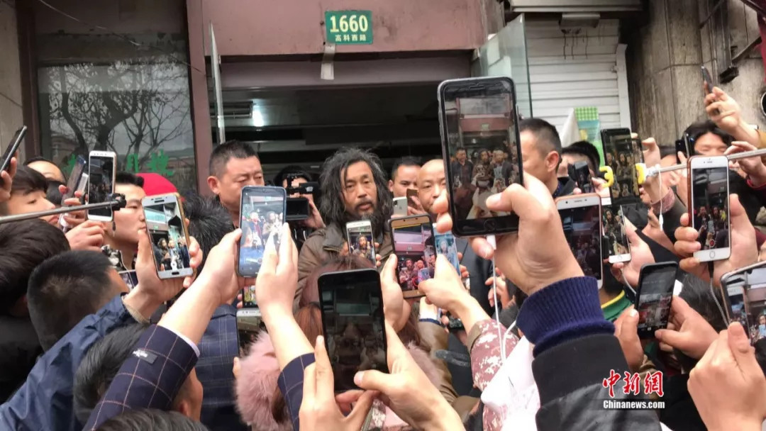 靠撿垃圾爆紅！流浪漢「存款超過850萬」人生翻轉　1年後卻嘆「過得比之前還不如」：連頭髮都白了