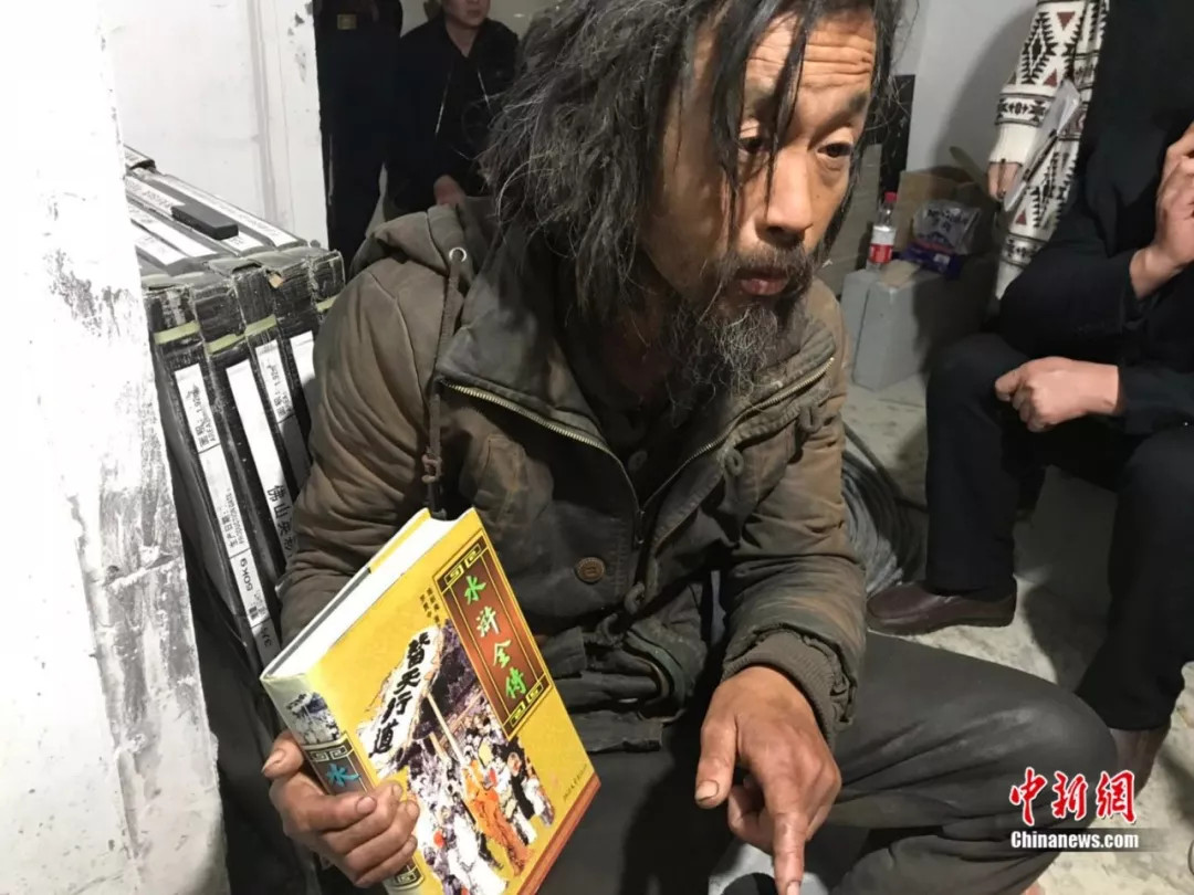 靠撿垃圾爆紅！流浪漢「存款超過850萬」人生翻轉　1年後卻嘆「過得比之前還不如」：連頭髮都白了