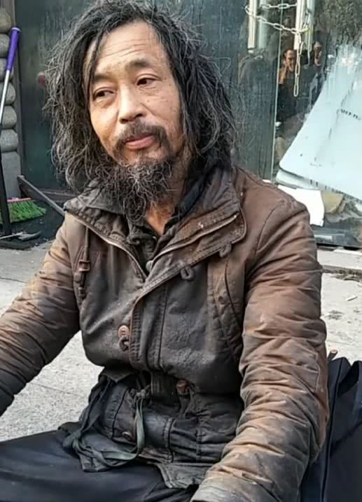 靠撿垃圾爆紅！流浪漢「存款超過850萬」人生翻轉　1年後卻嘆「過得比之前還不如」：連頭髮都白了