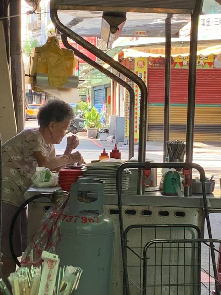 駝背賣米粉湯！9旬阿婆「站半天沒人捧場」她PO文求助　當地人眼尖「認出是老字號」：價錢超公道