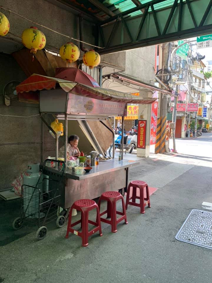 駝背賣米粉湯！9旬阿婆「站半天沒人捧場」她PO文求助　當地人眼尖「認出是老字號」：價錢超公道