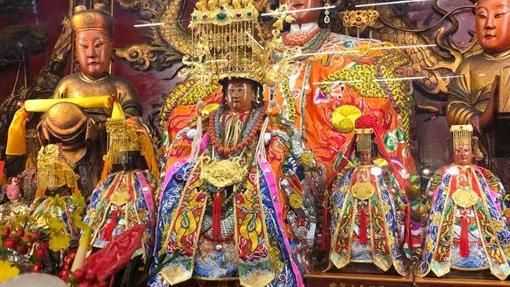 跟著遶境2天！他秀出照片「手臂黑到像木炭」網友全傻眼　他淡定喊「是每年家常便飯」：早就習慣了