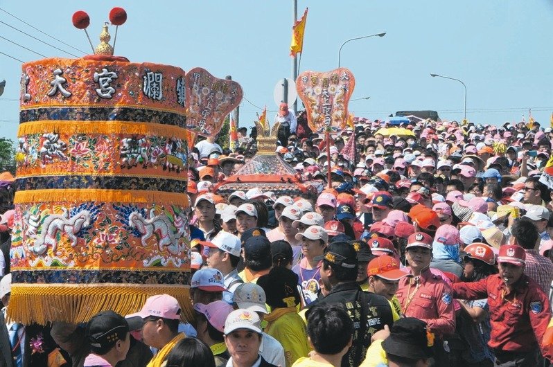 跟著遶境2天！他秀出照片「手臂黑到像木炭」網友全傻眼　他淡定喊「是每年家常便飯」：早就習慣了