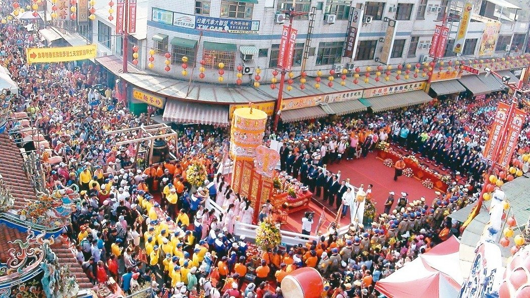 跟著遶境2天！他秀出照片「手臂黑到像木炭」網友全傻眼　他淡定喊「是每年家常便飯」：早就習慣了