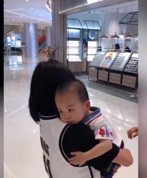 被錯認成媽媽！2歲小男孩誤認路人是媽媽「抱著不鬆手」  見親媽出現愣住「下一秒他超Q反應」萌化全網
