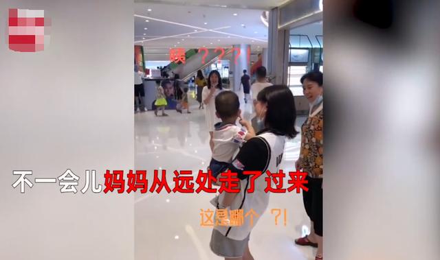 被錯認成媽媽！2歲小男孩誤認路人是媽媽「抱著不鬆手」  見親媽出現愣住「下一秒他超Q反應」萌化全網