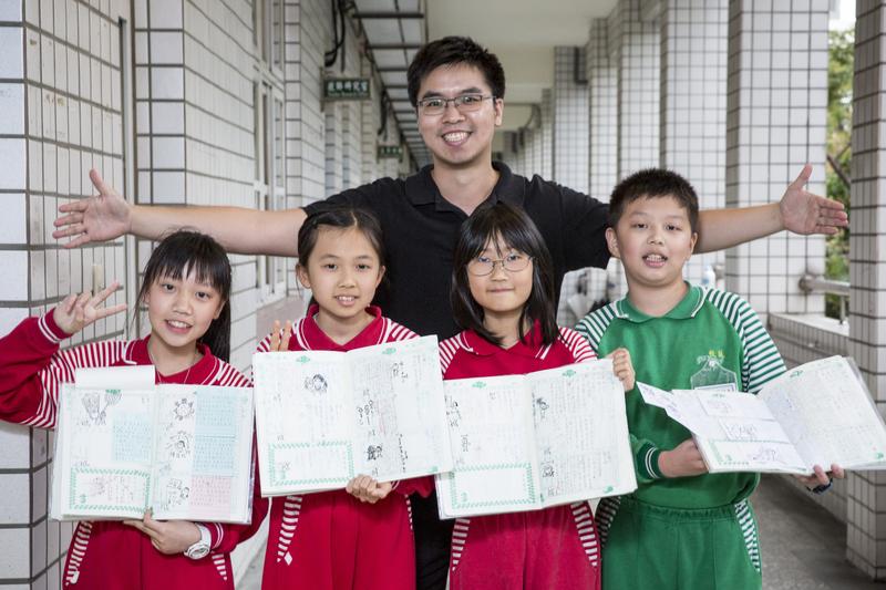 好想當他學生！國小師「用插畫代替評語」批改聯絡簿　Q萌畫風「小學生超買單」連家長都圈粉