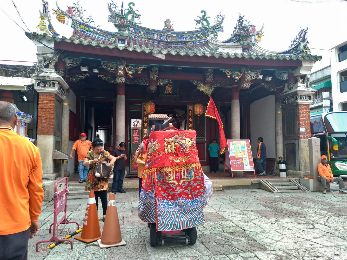 天氣實在太熱？台南地方媽媽「改造移動式神壇」出門超威風　在地人曝「不是為了遮陽」很多人都遇過