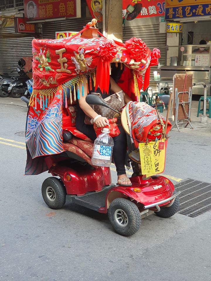 天氣實在太熱？台南地方媽媽「改造移動式神壇」出門超威風　在地人曝「不是為了遮陽」很多人都遇過