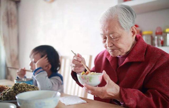 戳心窩！「新型不孝」正在蔓延，比「啃老」更傷父母的心，年輕子女卻還不自知