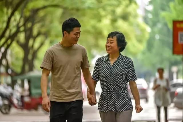 兒子答應回家！老母親準備滿滿粽子「端午節卻不見人影」　「電話中的聲音」讓她心寒至極