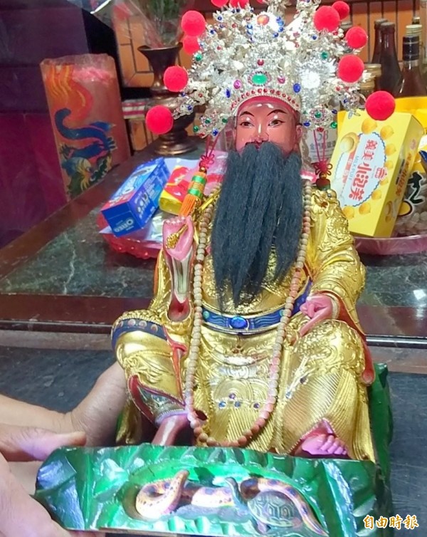10年沒缺席！南投玄天上帝「蛇將軍」每逢端午現身　攀上供花「向帝爺公鞠躬行禮」廟方：牠很有靈性