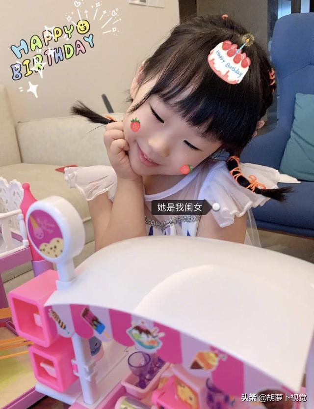 伊能靜曬女兒慶生照！4歲小米粒正臉首曝光「穿白裙扎小辮甜美惹人愛」，曾因長相被攻擊如今「簡直整容式成長」 