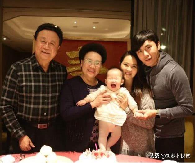 伊能靜曬女兒慶生照！4歲小米粒正臉首曝光「穿白裙扎小辮甜美惹人愛」，曾因長相被攻擊如今「簡直整容式成長」 