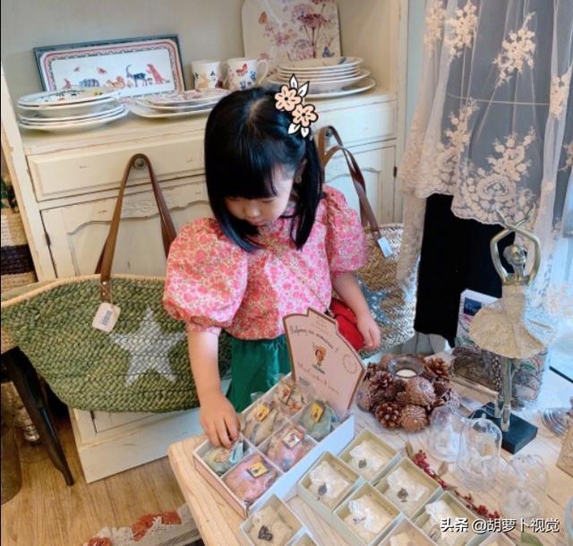 伊能靜曬女兒慶生照！4歲小米粒正臉首曝光「穿白裙扎小辮甜美惹人愛」，曾因長相被攻擊如今「簡直整容式成長」 