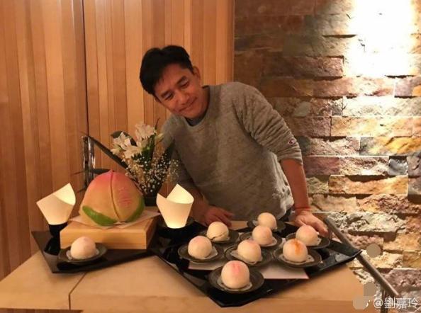 寵成小男孩！劉嘉玲罕曬「老公新玩具」自豪嘆：只當演員太可惜 　梁朝偉「58歲敏捷身手」完全不輸年輕人