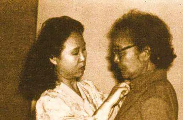 師生戀意外懷孕！想打掉「卻發現是龍鳳胎」 堅持生下來      女兒長大後「家喻戶曉」網友驚：看她的戲長大