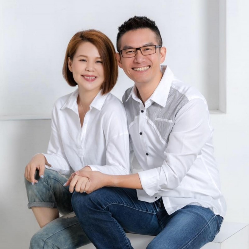 求婚遲到7年！何戎笑憶「策劃1個月跪地奉戒」浪漫逼哭愛妻　藉家務秀恩愛「牽手20年超甜蜜」：太太改變了我