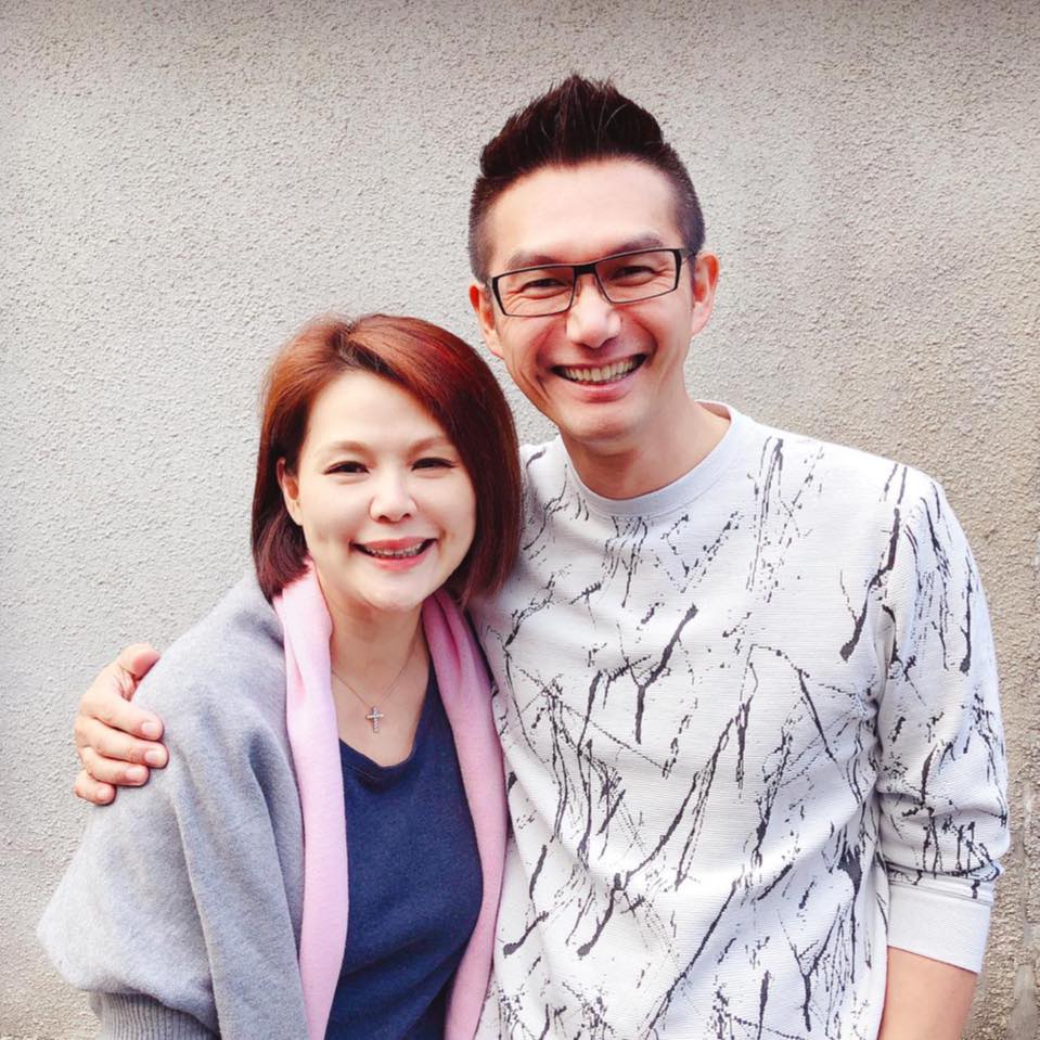 求婚遲到7年！何戎笑憶「策劃1個月跪地奉戒」浪漫逼哭愛妻　藉家務秀恩愛「牽手20年超甜蜜」：太太改變了我