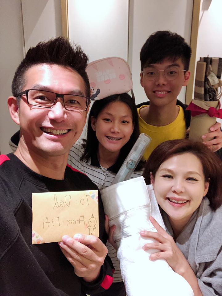 求婚遲到7年！何戎笑憶「策劃1個月跪地奉戒」浪漫逼哭愛妻　藉家務秀恩愛「牽手20年超甜蜜」：太太改變了我