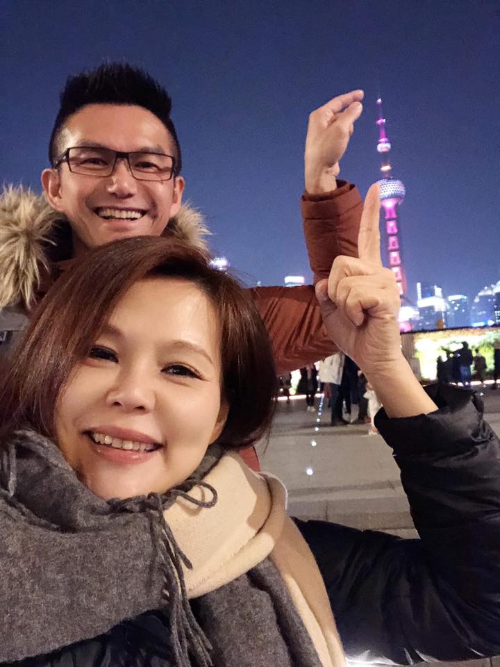 求婚遲到7年！何戎笑憶「策劃1個月跪地奉戒」浪漫逼哭愛妻　藉家務秀恩愛「牽手20年超甜蜜」：太太改變了我
