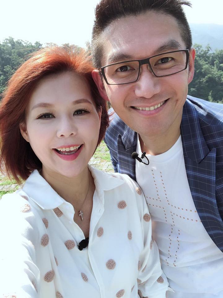 求婚遲到7年！何戎笑憶「策劃1個月跪地奉戒」浪漫逼哭愛妻　藉家務秀恩愛「牽手20年超甜蜜」：太太改變了我