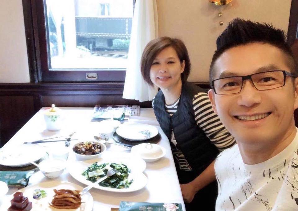 求婚遲到7年！何戎笑憶「策劃1個月跪地奉戒」浪漫逼哭愛妻　藉家務秀恩愛「牽手20年超甜蜜」：太太改變了我